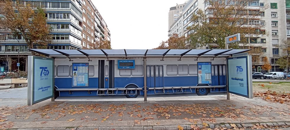 EMT transforma cinco marquesinas en autobuses legendarios de la historia de Madrid