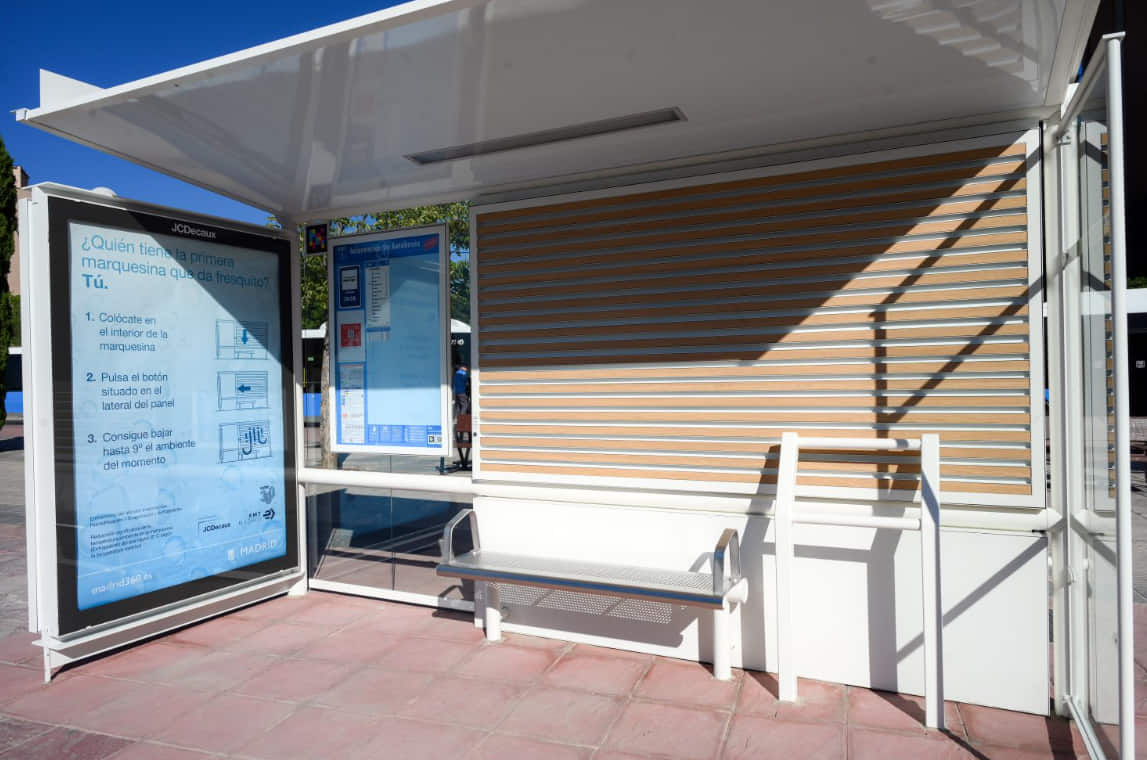 EMT instala dos nuevas marquesinas de autobús refrescantes en Pavones y en Villaverde 
