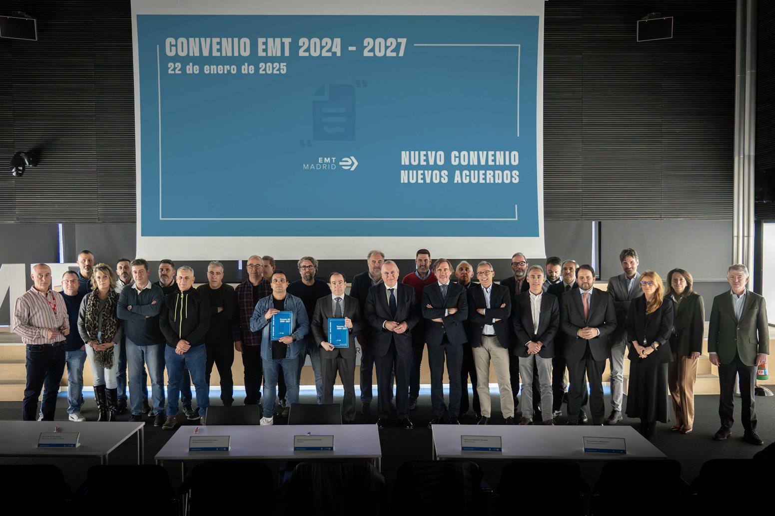 EMT firma su convenio colectivo para mejorar la productividad de la empresa y la estabilidad laboral