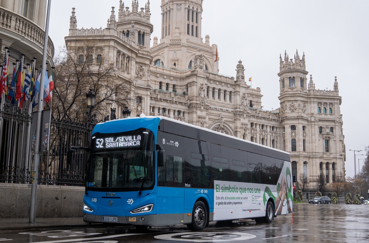 EMT Madrid y la AECC vinilan un autobús por el Día Mundial contra el Cáncer