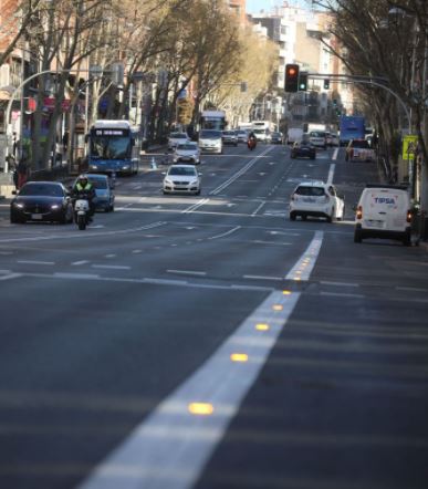 EMT prueba un sistema de separadores luminosos en el carril bus de Bravo Murillo