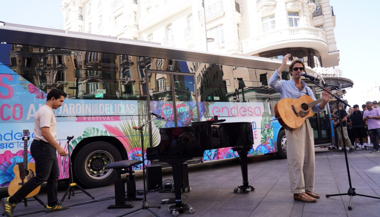 Los artistas del Jardín de las Delicias actúan por sorpresa en Gran Vía con motivo de la SEM