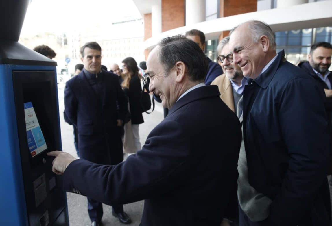 EMT Madrid pone en marcha nuevos tótems de venta de billetes en la línea Exprés Aeropuerto