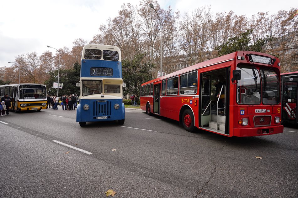 Los autobuses históricos de EMT se exponen en el paseo del Prado este domingo