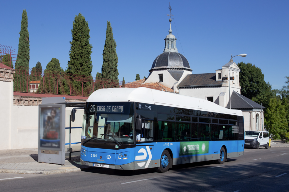 EMT refuerza su servicio de autobuses con destino a los cementerios por la festividad de Todos los Santos