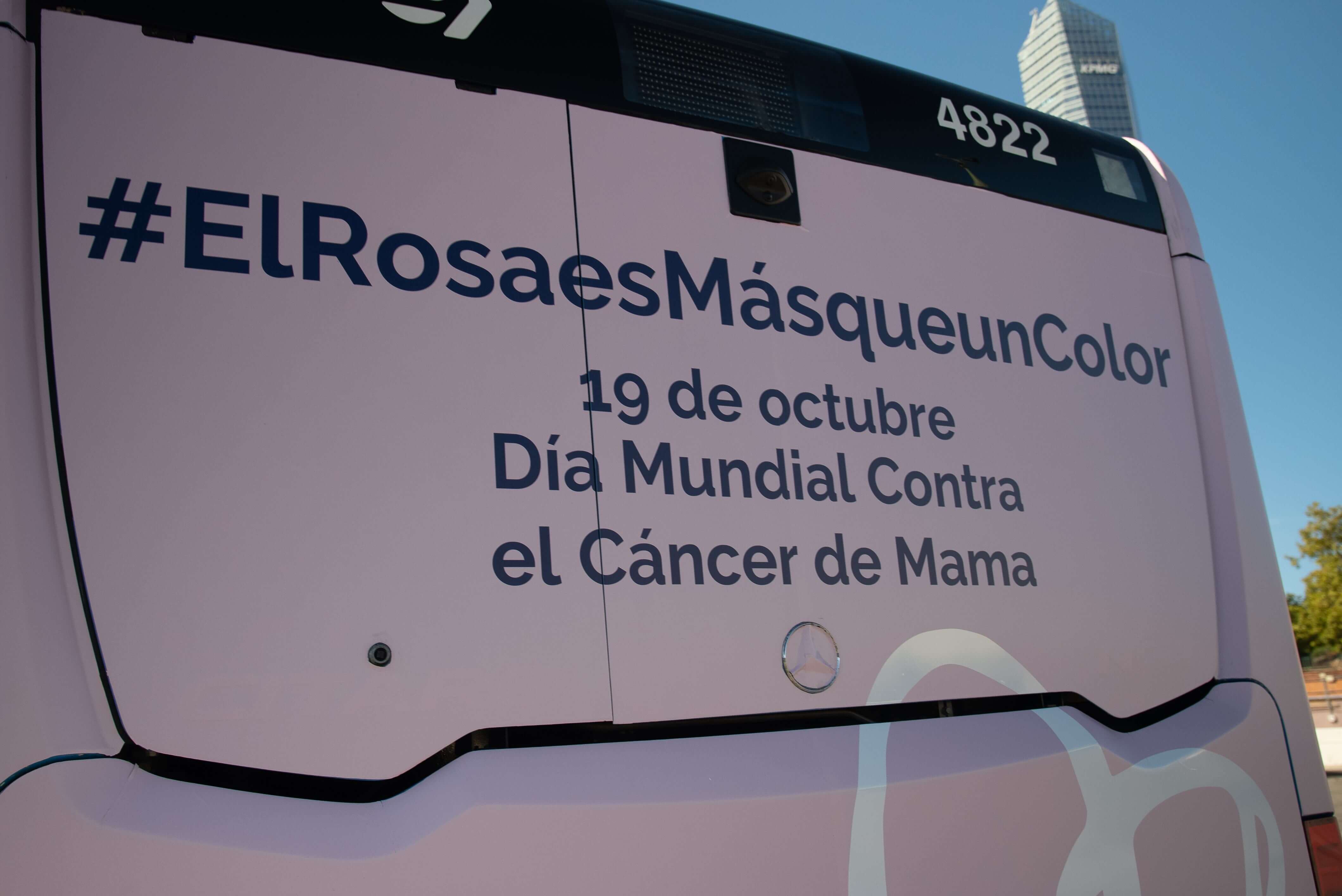 EMT Madrid vuelve a respaldar la campaña #ElRosaEsMásQueUnColor de la AECC 