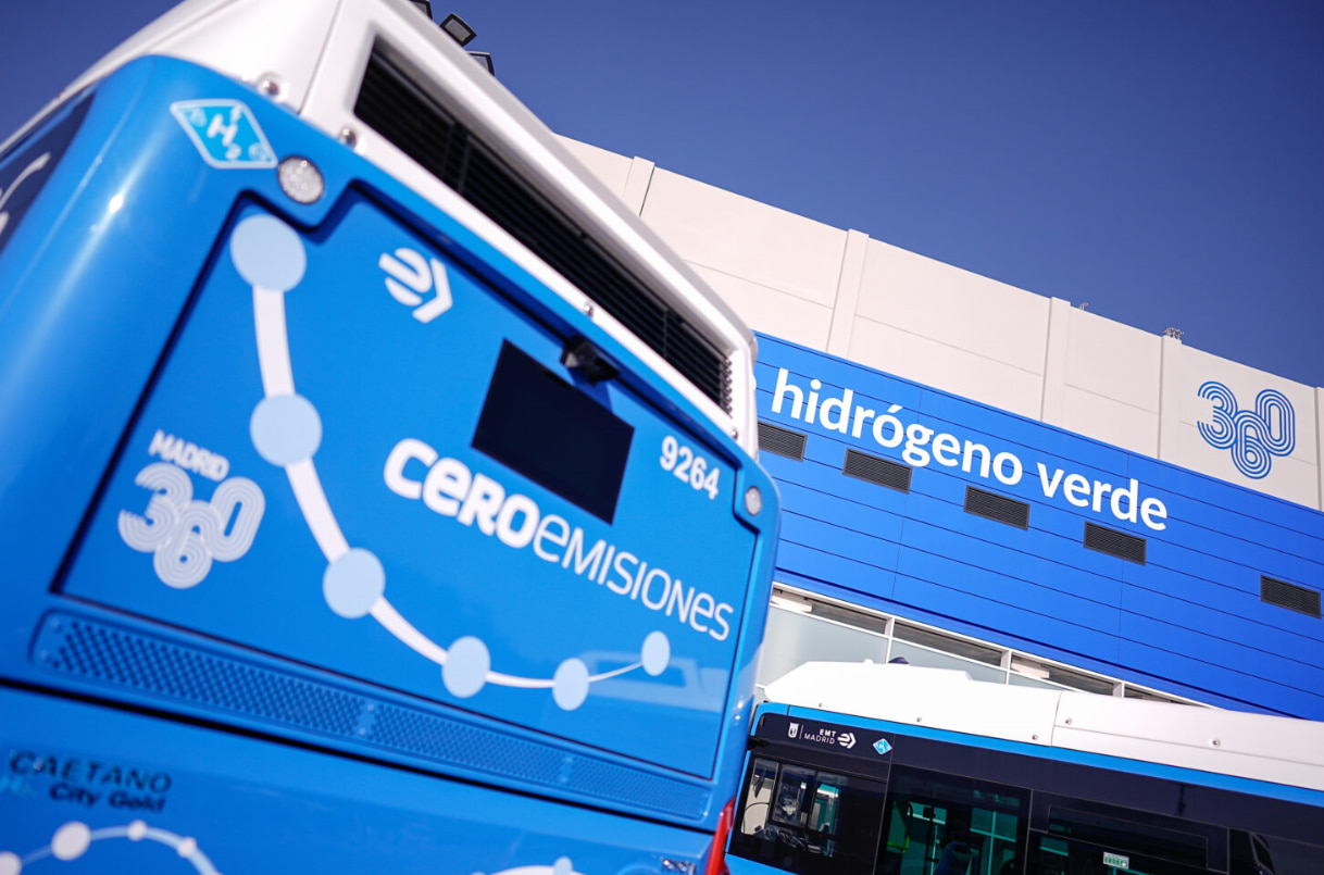 El Ayuntamiento pone en marcha la primera hidrogenera de autobuses de Europa, un hito en la descarbo