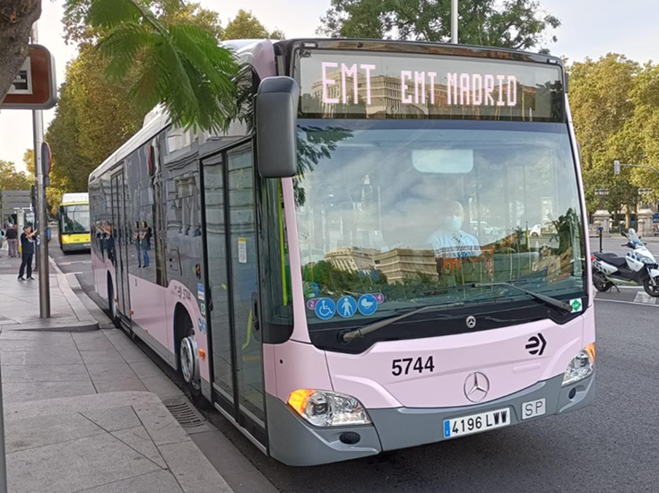 El autobús rosa de EMT se suma a la campaña #ElRosaEsMásQueUnColor de la AECC 