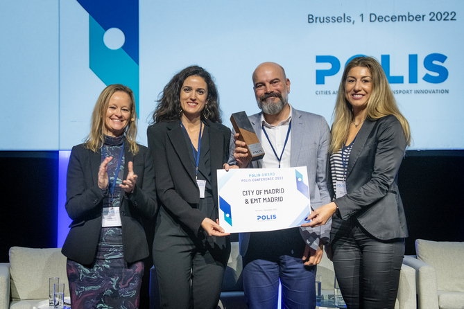EMT recibe el Premio POLIS 2022 por su compromiso con una movilidad más sostenible