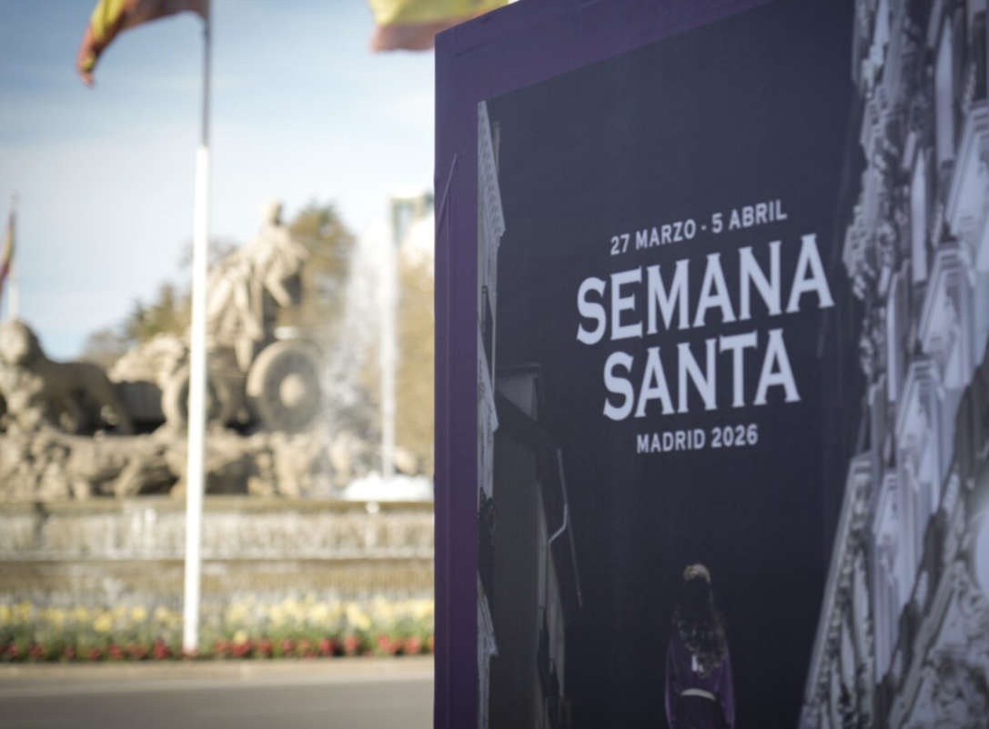 El Ayuntamiento customiza cuatro marquesinas que invitan a acudir a las procesiones de Semana Santa 