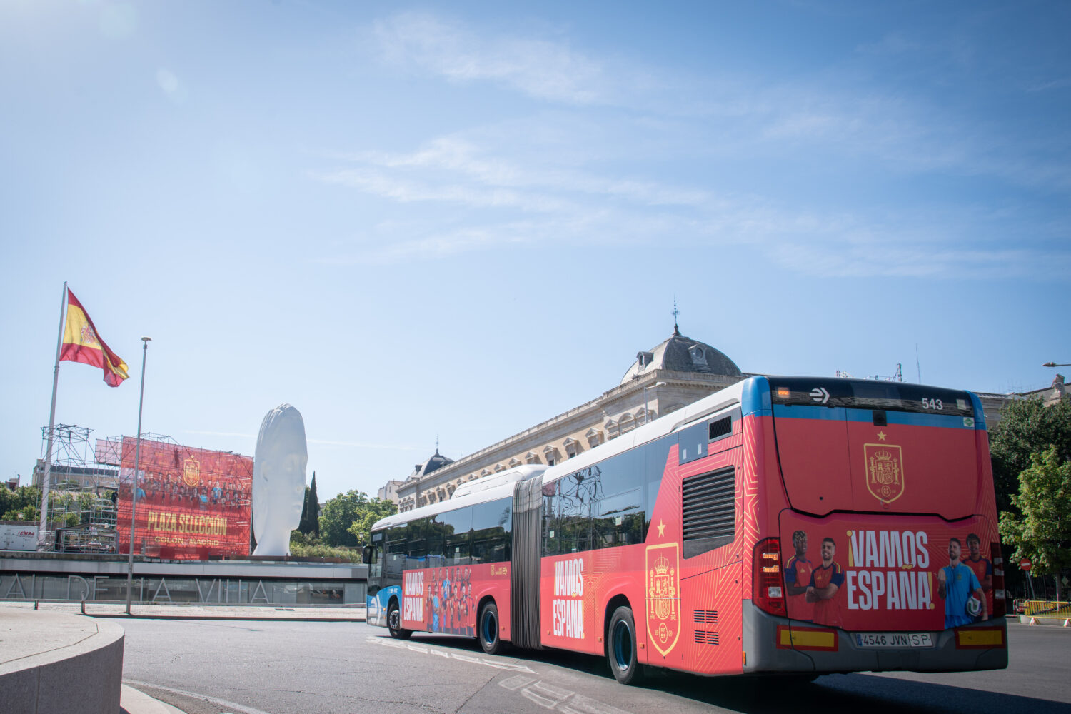 EMT Madrid anima a la selección española de fútbol con un autobús vinilado durante el Mundial