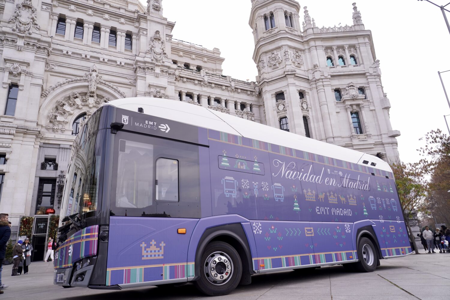 Almeida se sube al bus de la Navidad que recoge cartas de los niños a los Reyes Magos en Cibeles