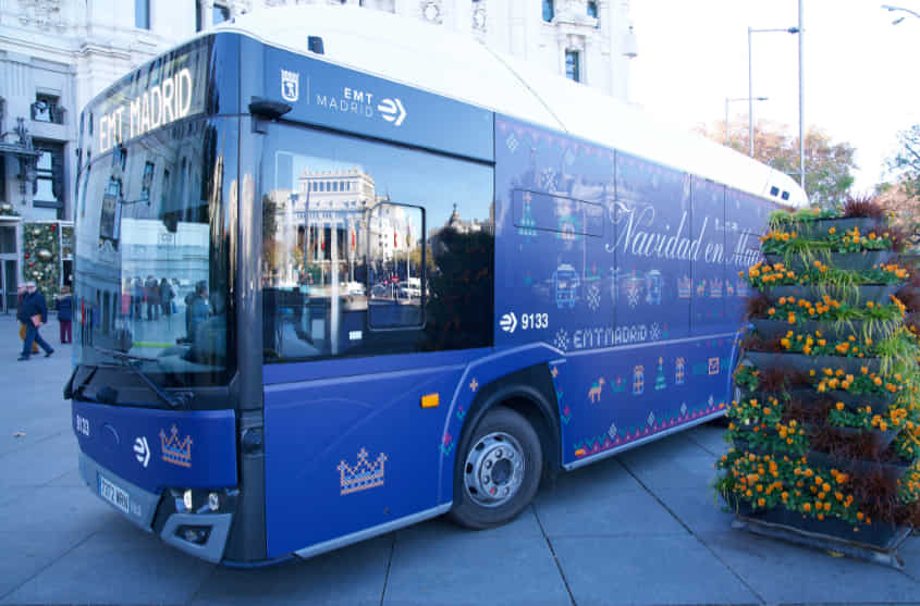 El autobús de la Navidad de EMT llega a Cibeles para recoger las cartas a los Reyes Magos