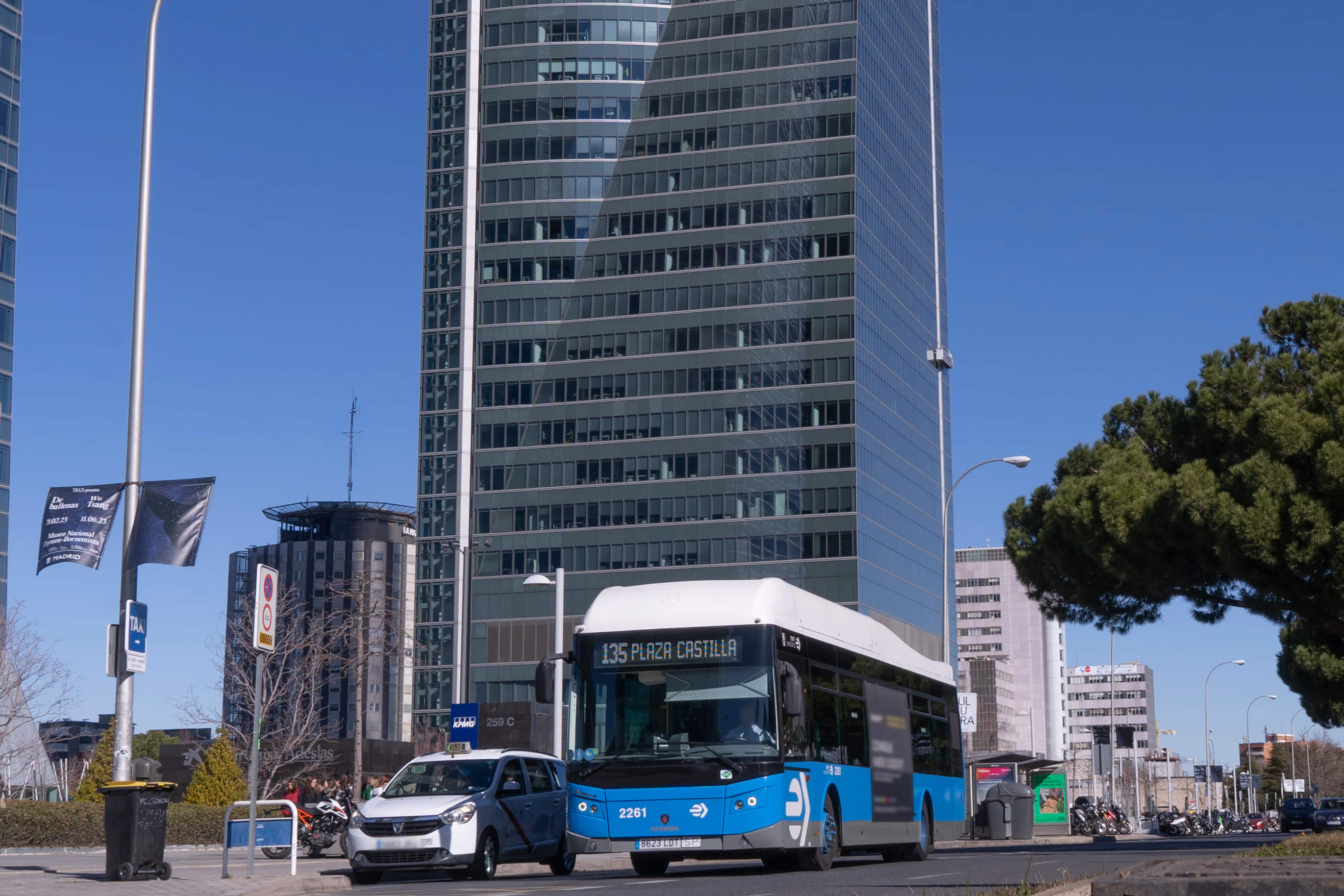 EMT amplía el servicio de la línea 135 entre la plaza de Castilla y el Hospital Ramón y Cajal