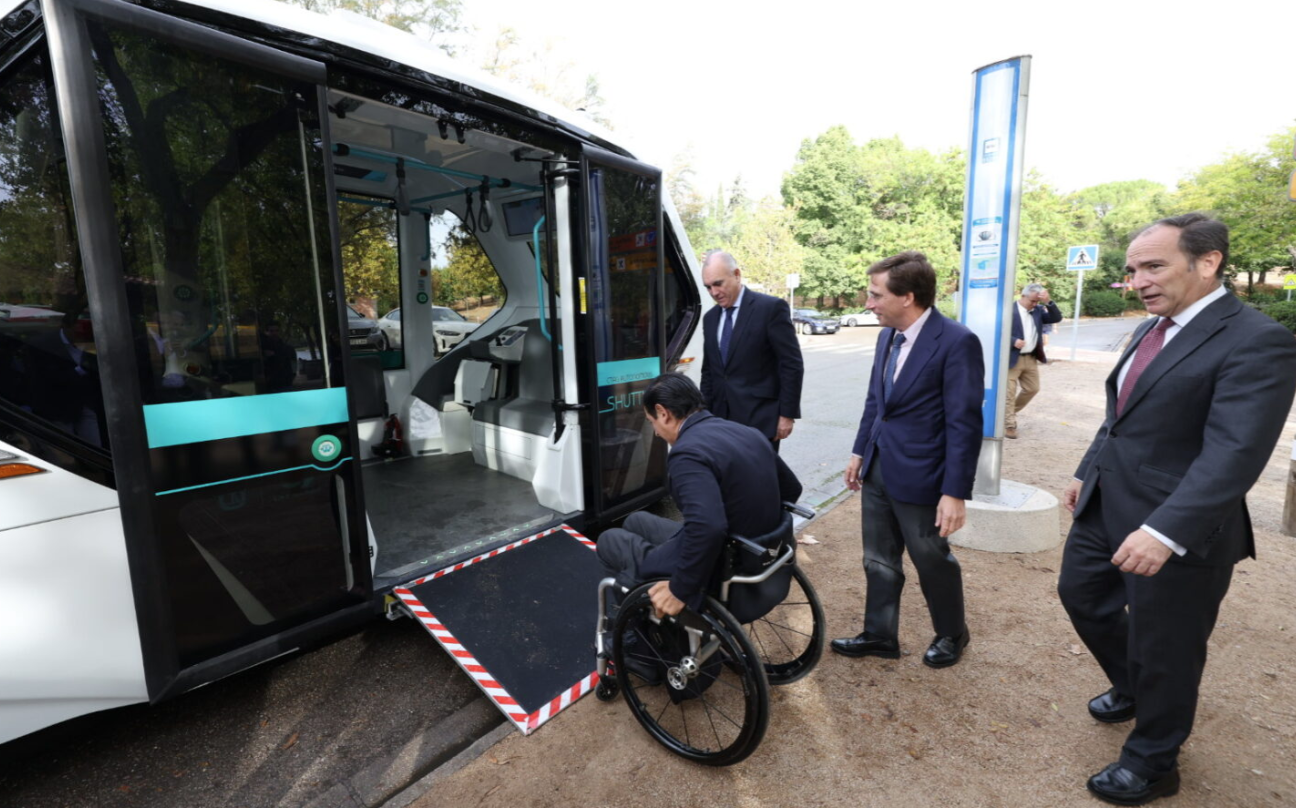 Almeida se sube al innovador bus autónomo de EMT Madrid que ya han probado más de 2.600 usuarios 
