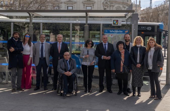 EMT instala códigos NaviLens en sus paradas para mejorar la autonomía de los usuarios ciegos y con d