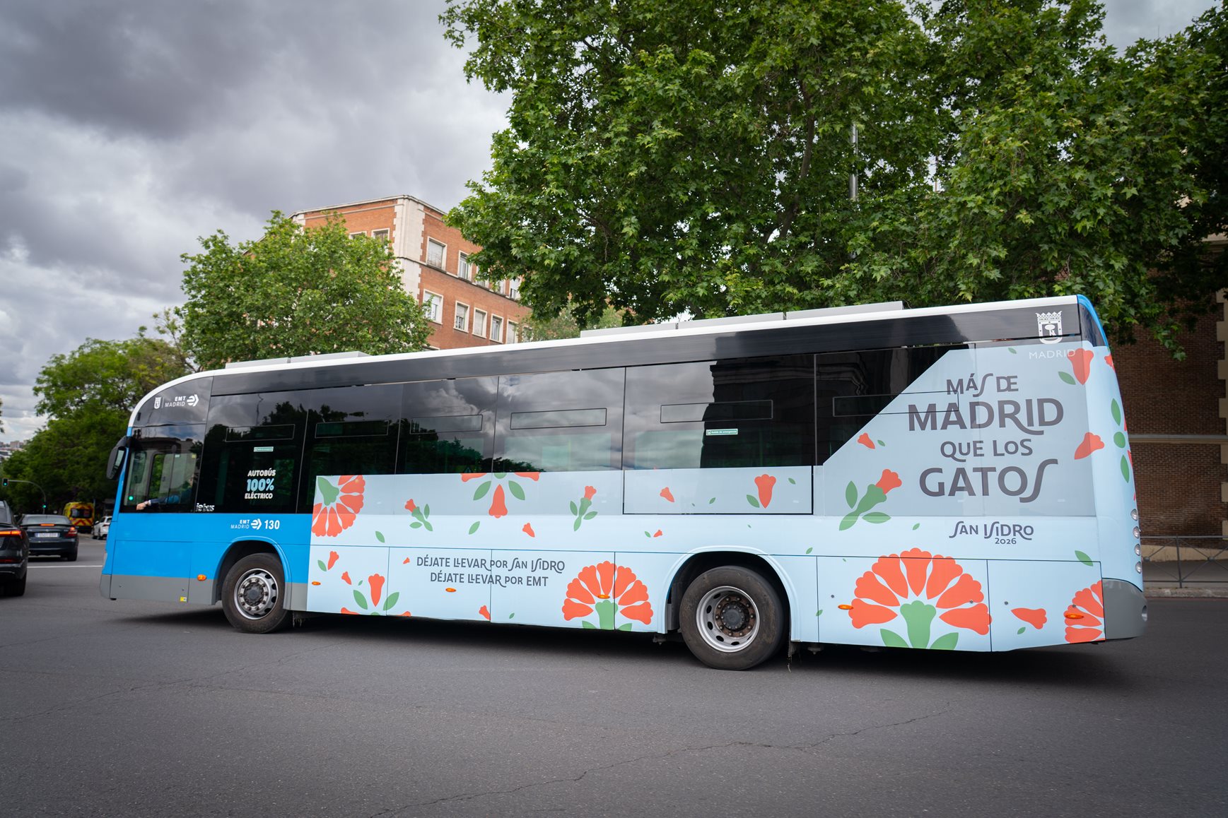 El Ayuntamiento viste de castizo al autobús más ‘gato’ de EMT Madrid para festejar San Isidro 