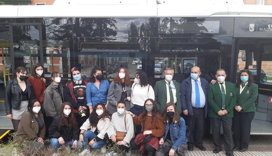 EMT forma a estudiantes de la URJC en técnicas de guía e interpretación de personas sordociegas