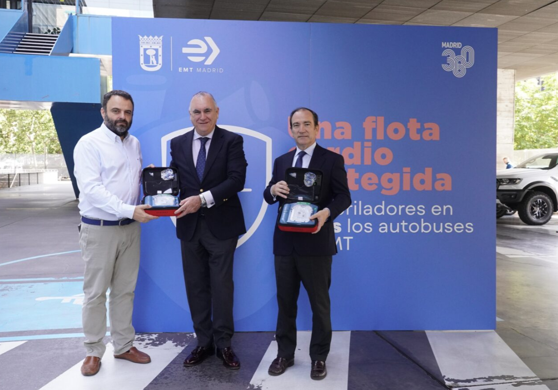 El Ayuntamiento instala desfibriladores en toda la flota de autobuses de EMT Madrid